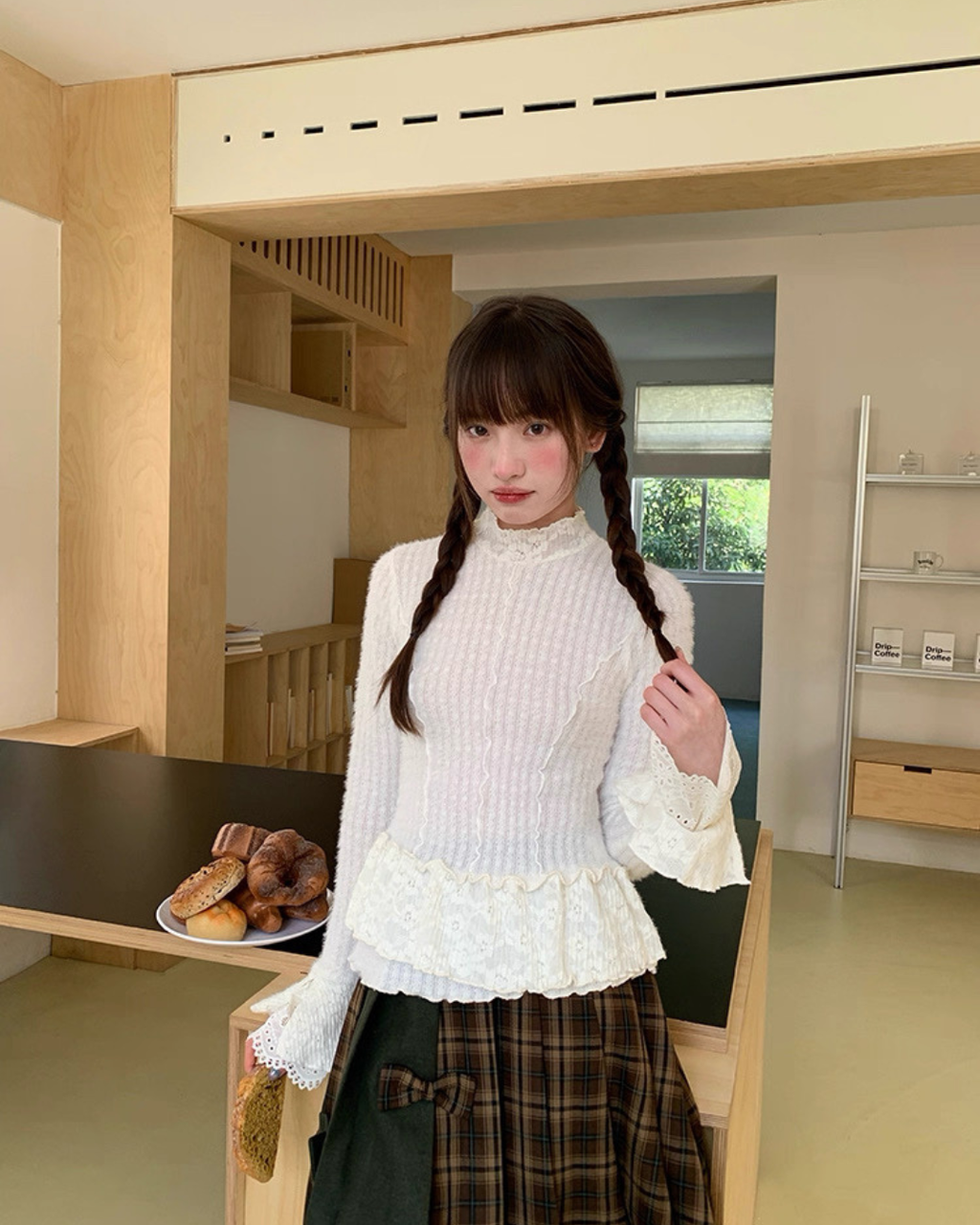 ハイネックレースニット