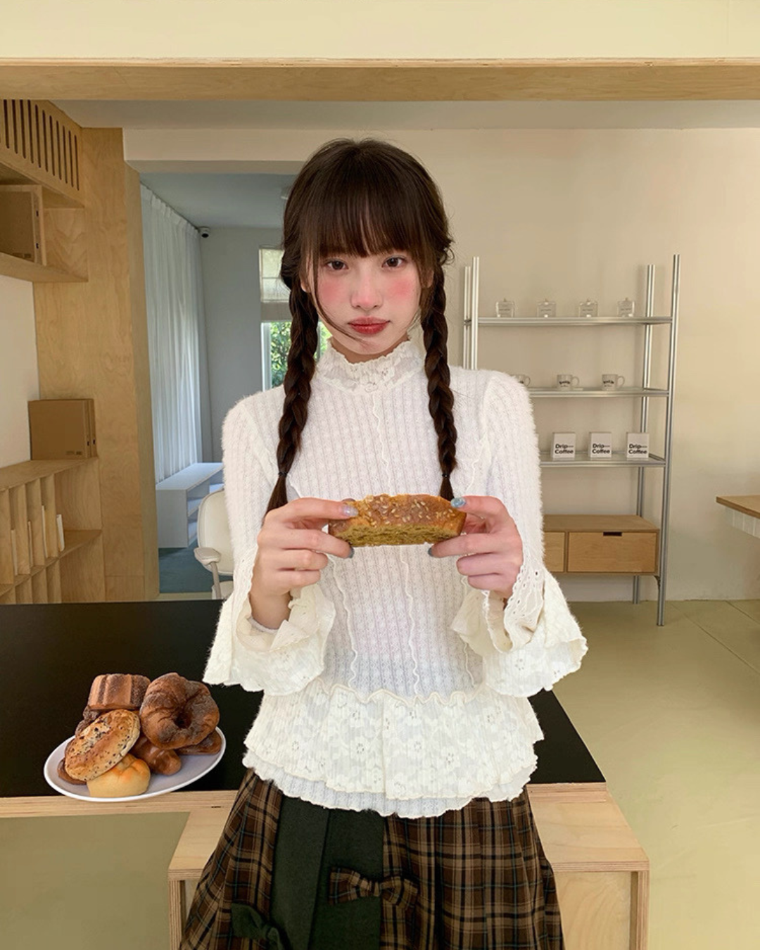 ハイネックレースニット