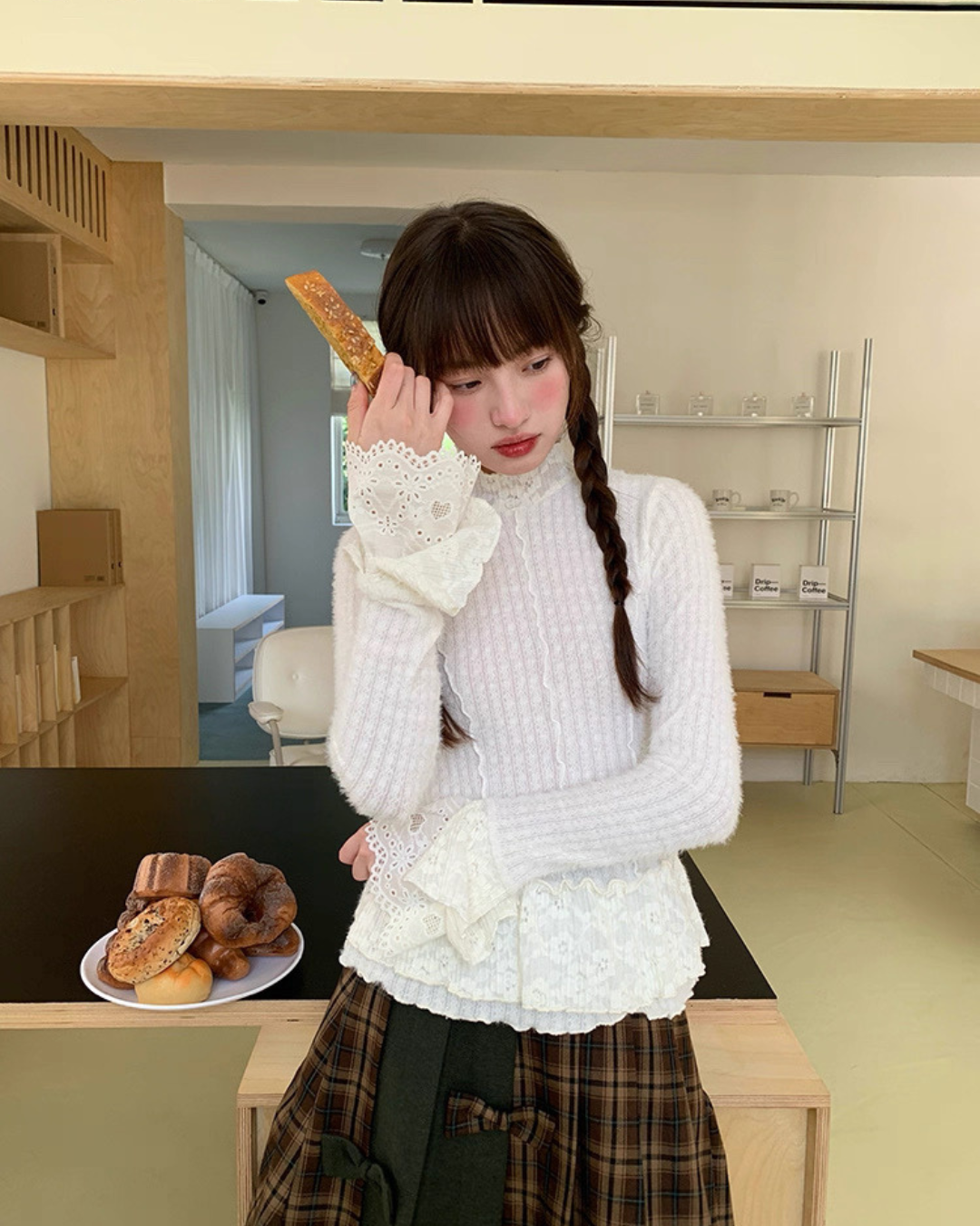 ハイネックレースニット