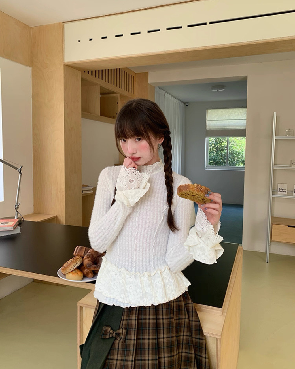 ハイネックレースニット