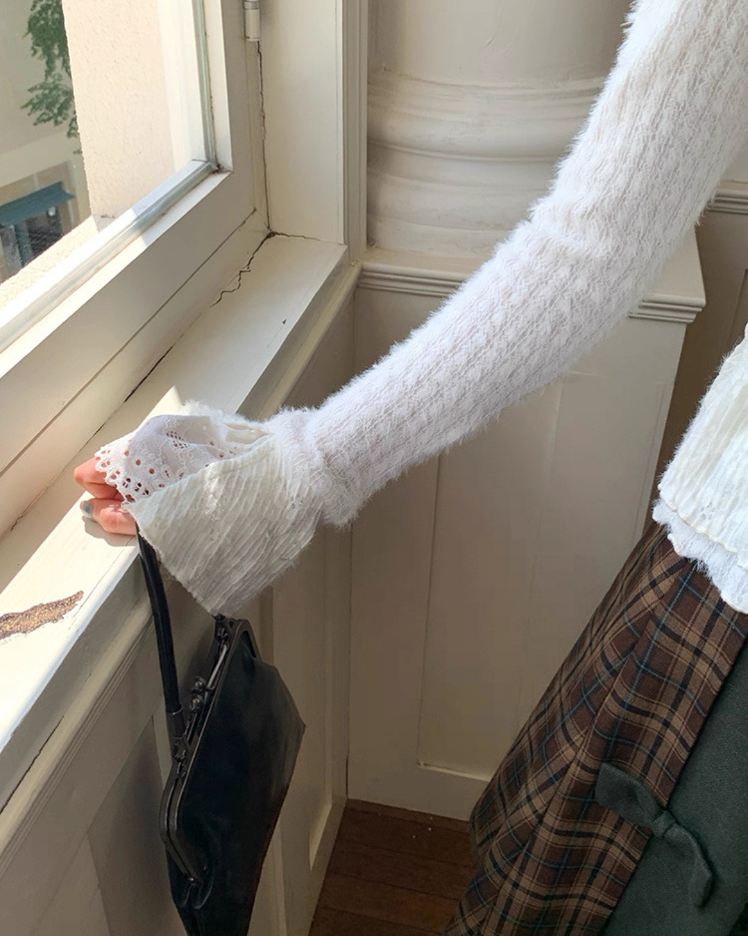 ハイネックレースニット