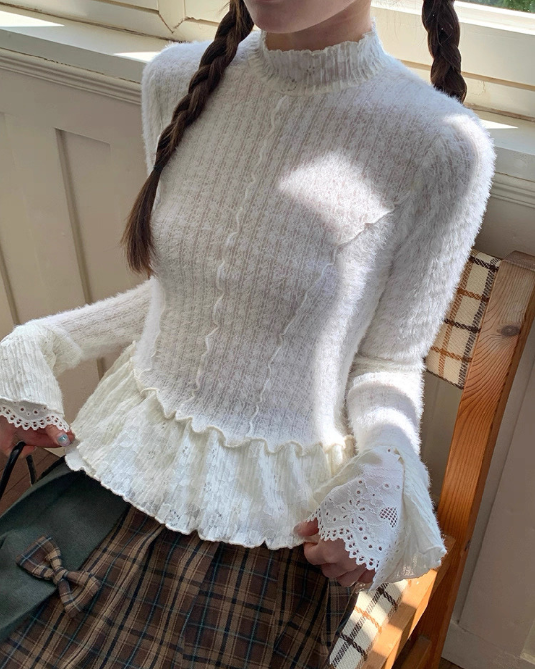 ハイネックレースニット