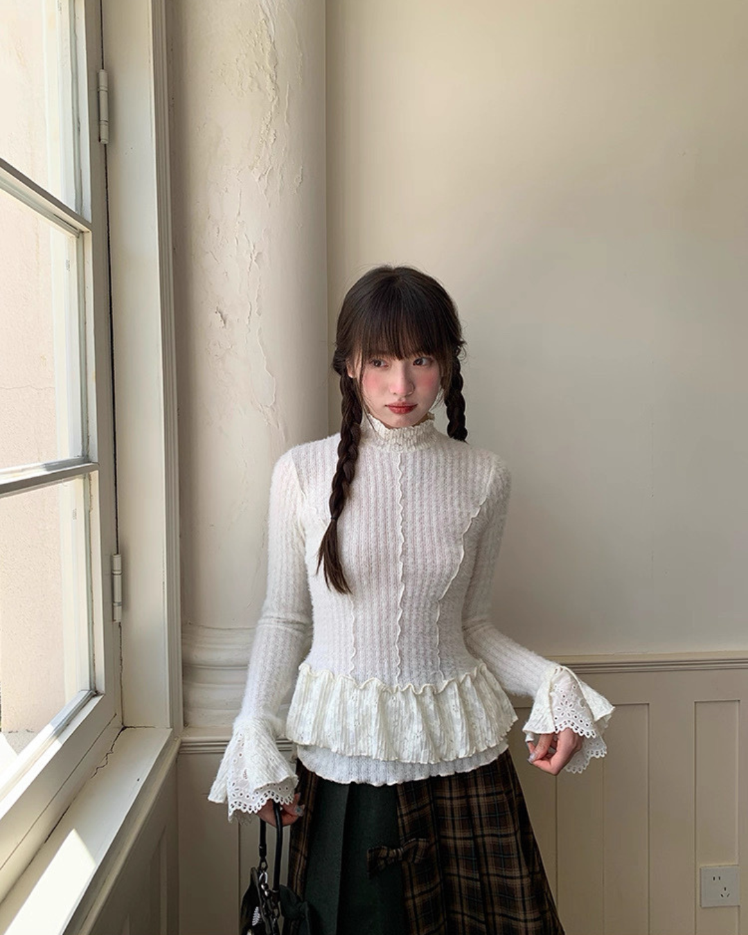 ハイネックレースニット